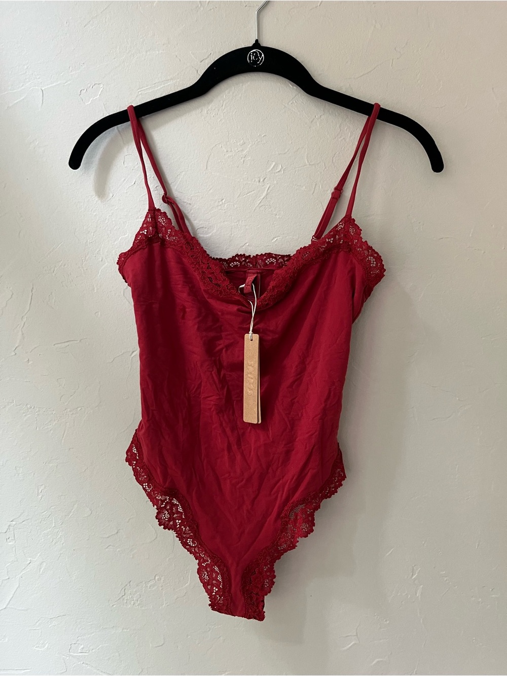 ♥️SKIMS FITS EVERYBODY LACE CAMI BODYSUIT IN BRICK S M